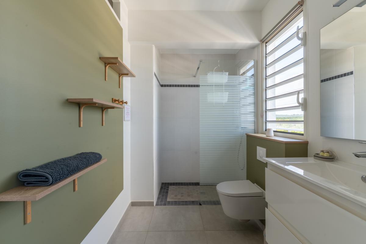 chambre-3-double-avec-salle-de-douche-attenante (5)